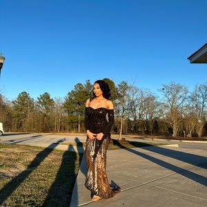 Hi, I’m selling this beautiful black and gold dress.